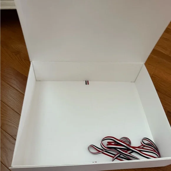 Moncler White Gift Box with Logo - Picture 3 of 6